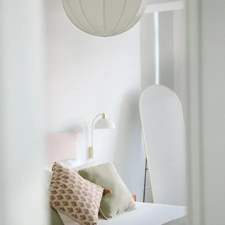 Cozy Close To Center Віавіа